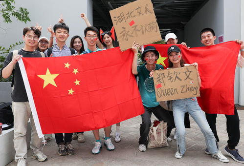 西藏定日县小朋友捡到国旗后的骄傲与自豪