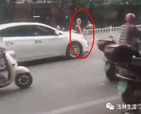 女子因车被推走，怒推一排自行车报复