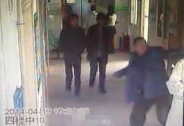 印度一医生遭强奸犯家属绑树上施暴事件
