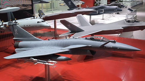 明星战机歼-10CE亮相巴黎航展，中国航空实力的国际展示